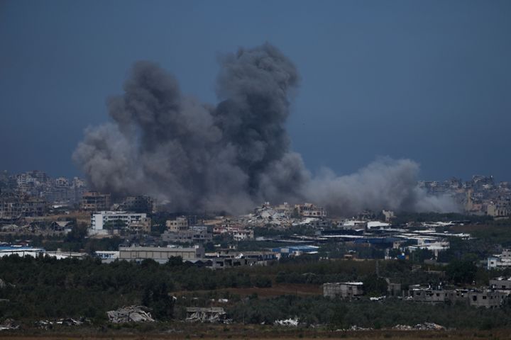 الدخان يتصاعد بعد غارة جوية إسرائيلية في قطاع غزة، كما يظهر من جنوب إسرائيل، الجمعة، 17 مايو، 2024. (AP Photo/Tsafrir Abayov)